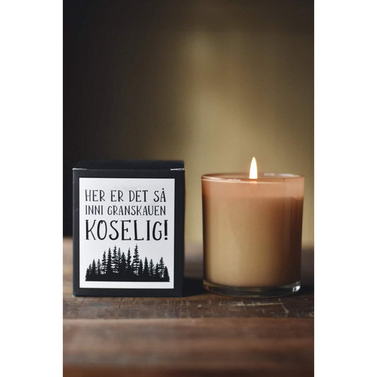 Duftlys "Inni granskauen koselig"-Duftlys-Trend Design-Hyttefeber