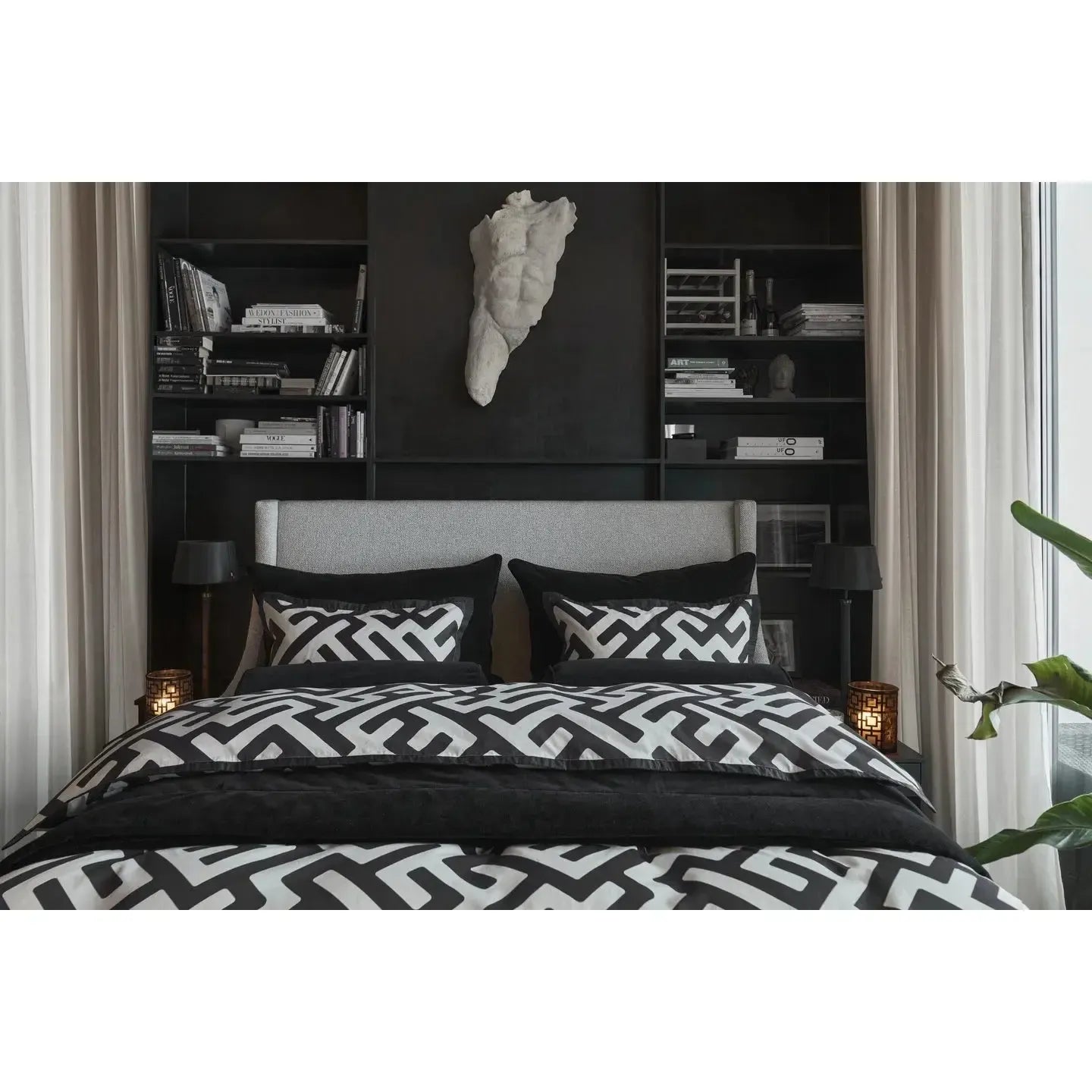 Halvor Bakke - Bedtime Story - sengesett Anura - Sort-Sengesett-NorviGroup-Hyttefeber