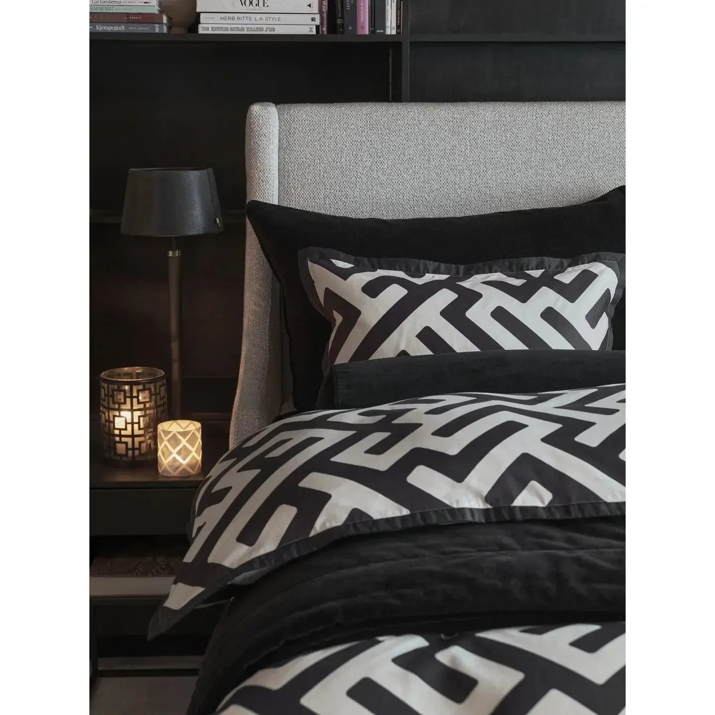 Halvor Bakke - Bedtime Story - sengesett Anura - Sort-Sengesett-NorviGroup-Hyttefeber