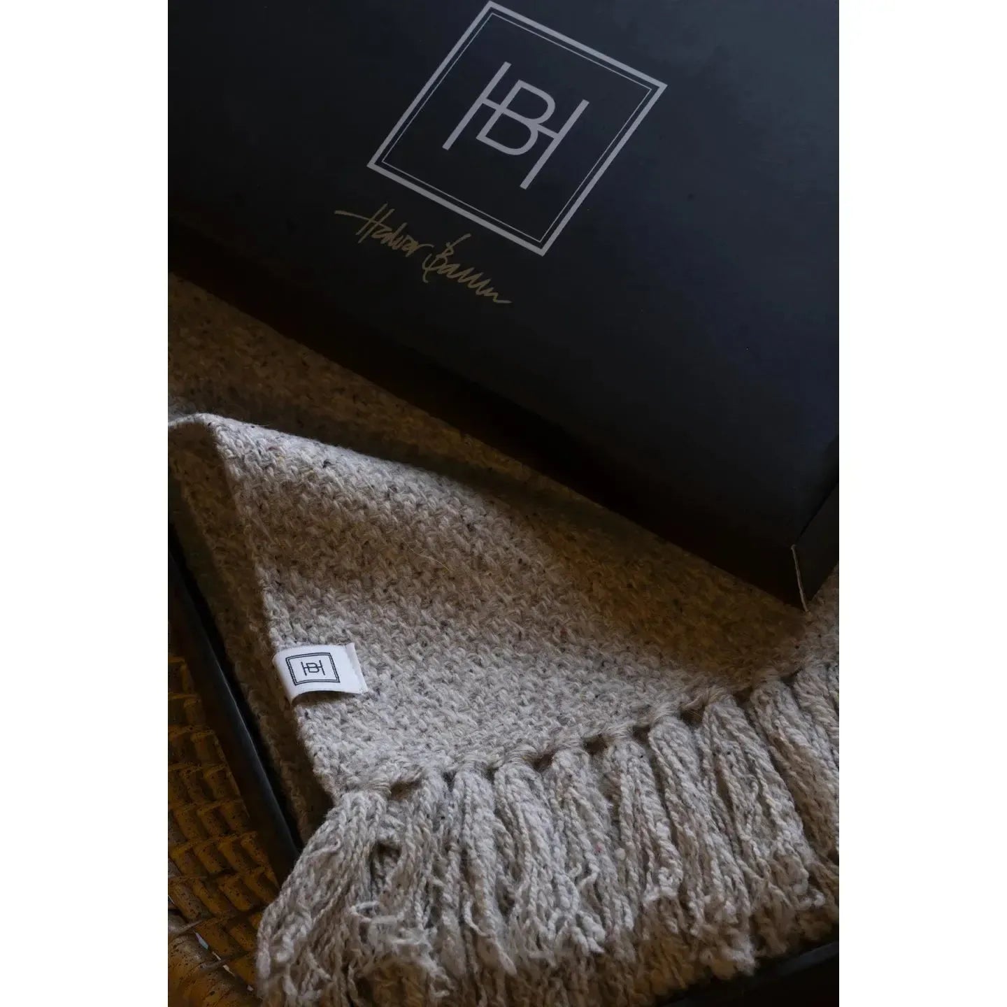 Halvor Bakke - Pledd Philip - 130x170 - Ull og silke - Beige-Norvigroup-Hyttefeber