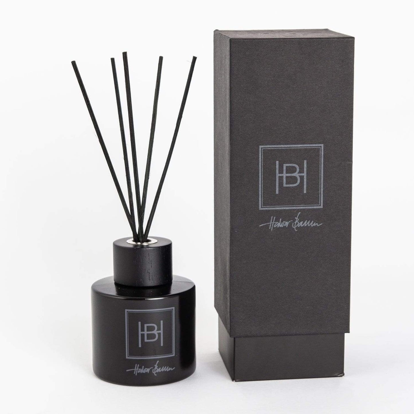 Halvor Bakke: Duftpinner/Diffuser Winter Black i Gaveeske-Belysning-Lama-Hyttefeber