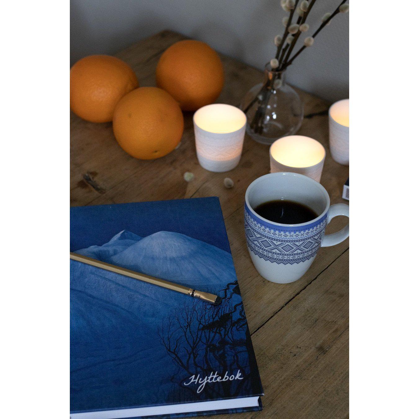 Porselenskrus Blå Marius 3dl-Kopper og Krus-Eyepoc-Hyttefeber