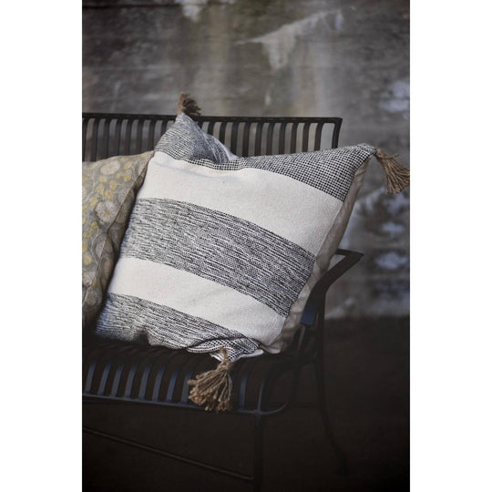 Putetrekk med dusker - sort og naturhvit - 60x60cm-Putetrekk-Trend Design-Hyttefeber