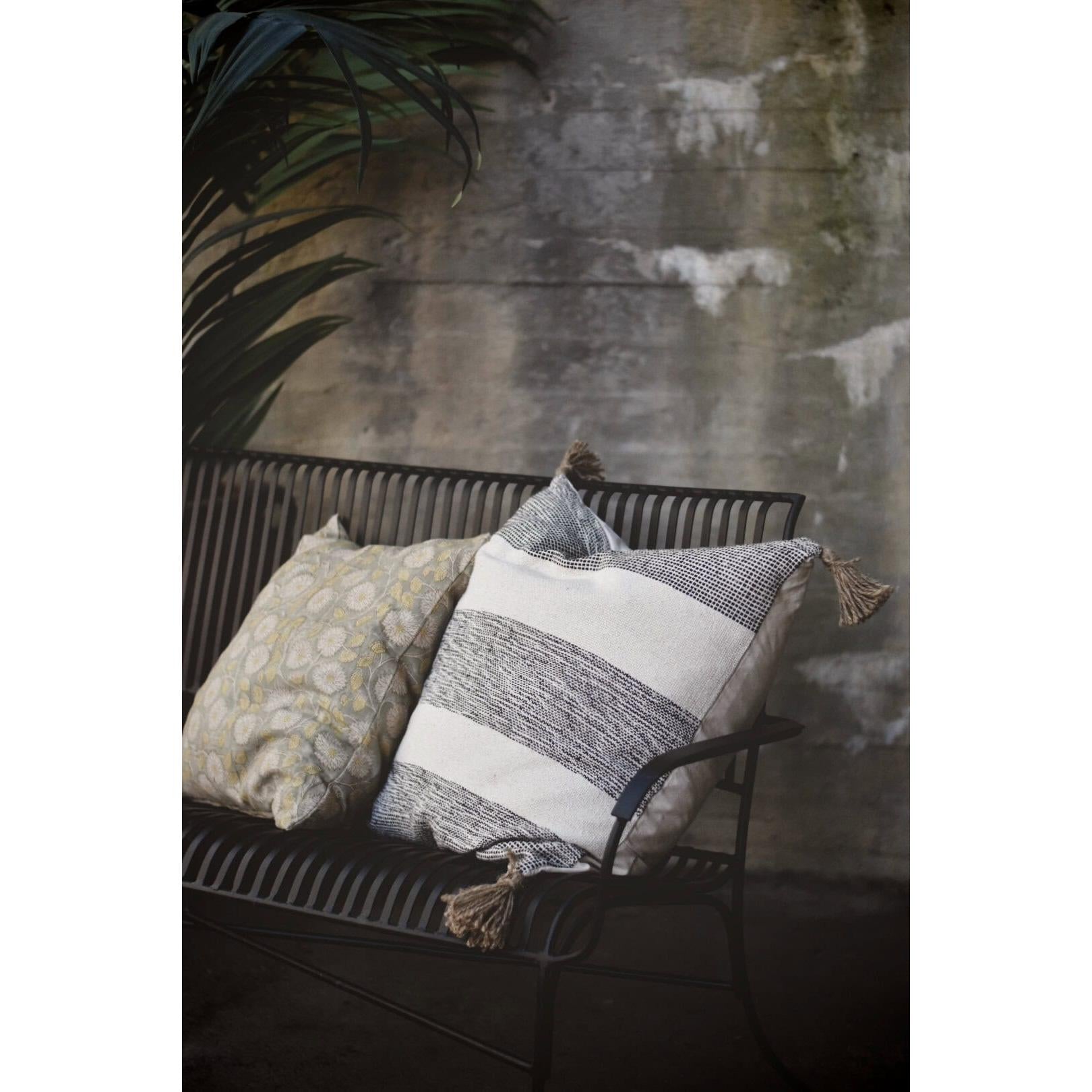 Putetrekk med dusker - sort og naturhvit - 60x60cm-Putetrekk-Trend Design-Hyttefeber