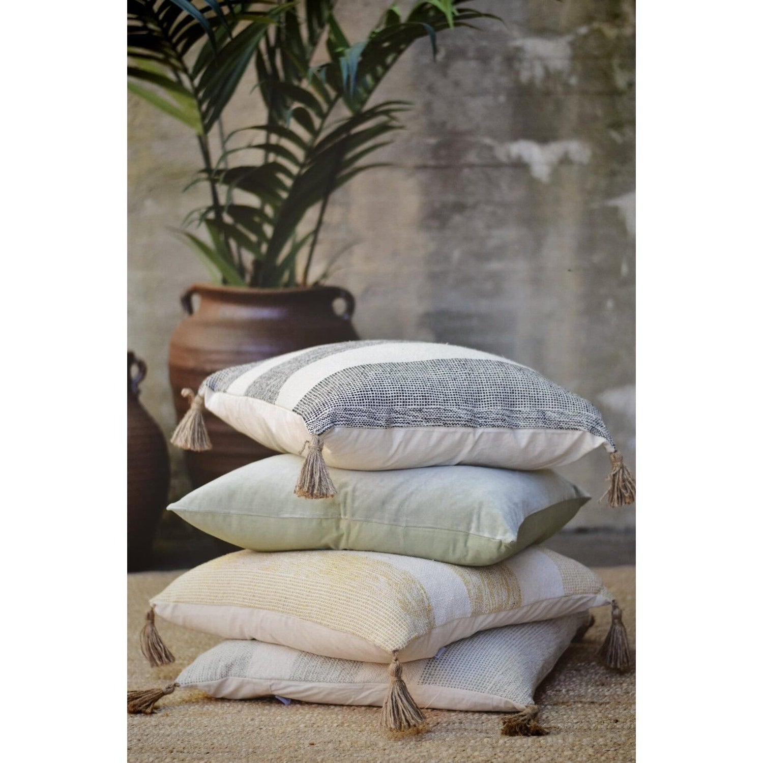 Putetrekk med dusker - gul og naturhvit - 60x60cm-Putetrekk-Trend Design-Hyttefeber