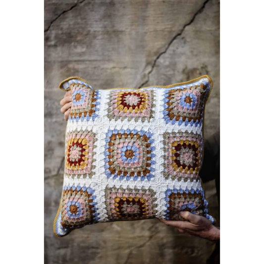 Heklet putetrekk med bestemorruter - 45x45cm