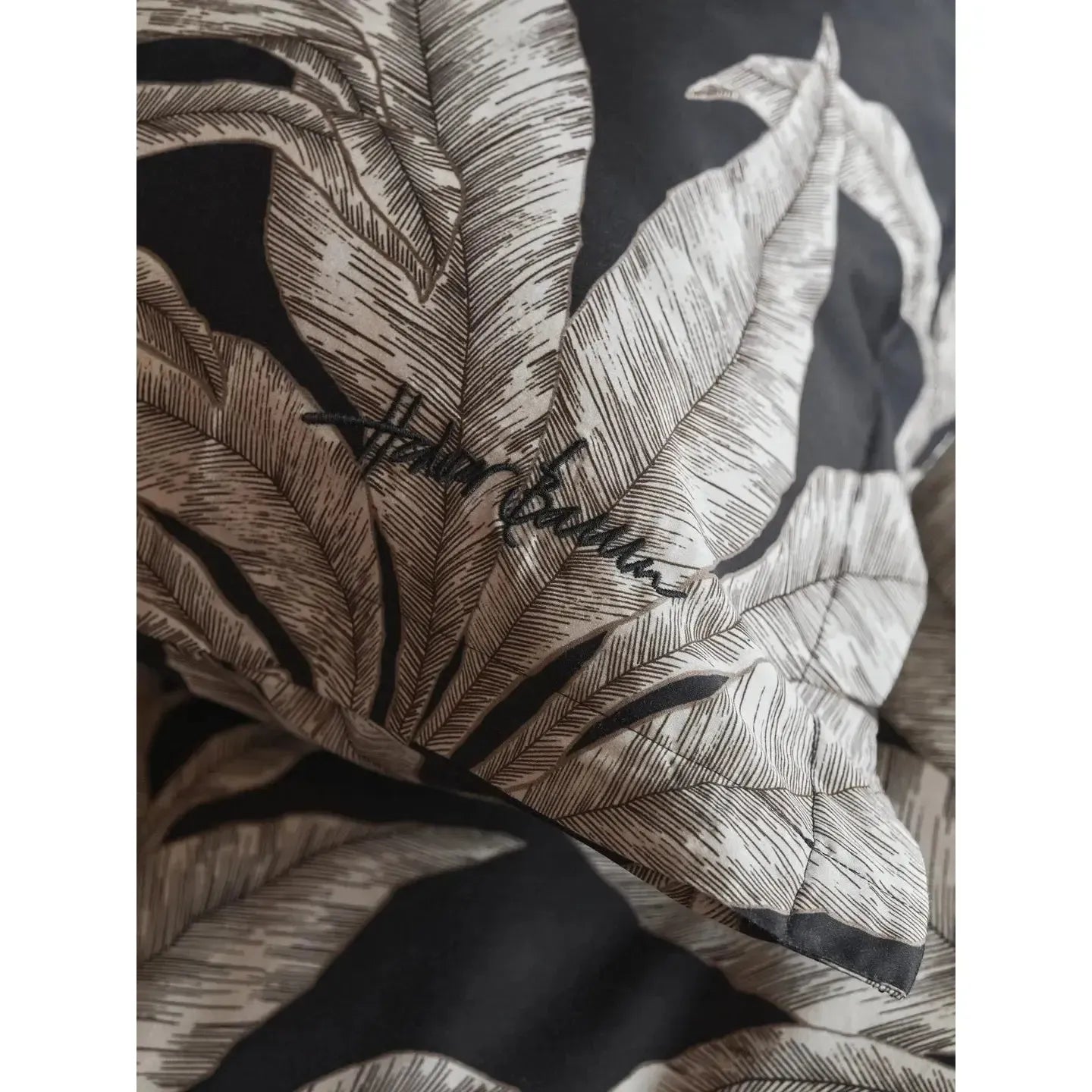 Halvor Bakke - Bedtime Story - sengesett Babylonstoren - Sort-Sengesett-NorviGroup-Hyttefeber