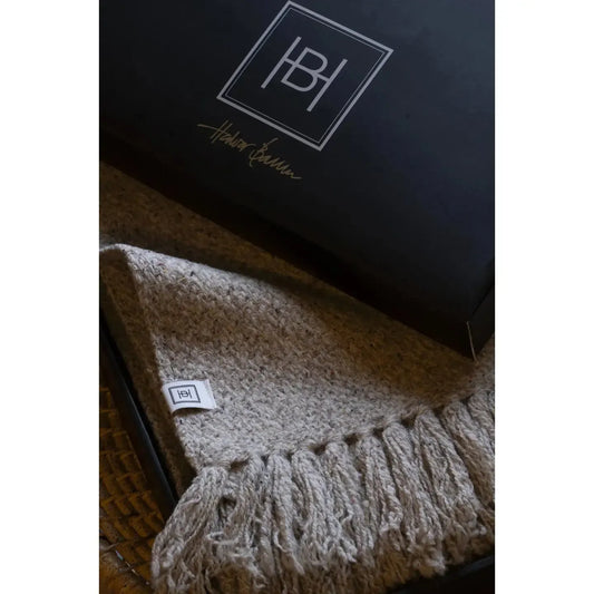 Halvor Bakke - Pledd Philip - 130x170 - Ull og silke - Beige-Norvigroup-Hyttefeber