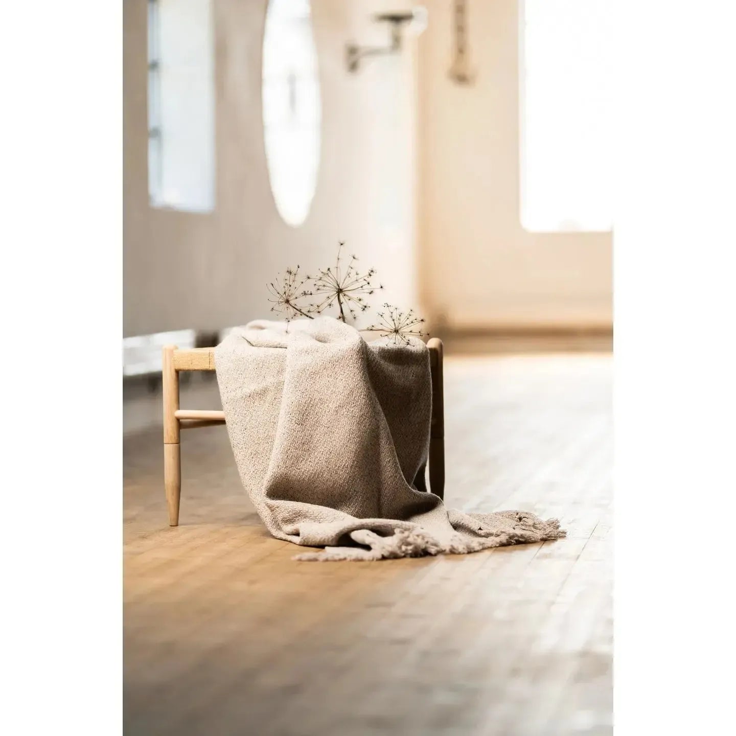 Halvor Bakke - Pledd Philip - 130x170 - Ull og silke - Beige-Norvigroup-Hyttefeber